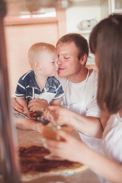 Familia feliz en la cocina — Foto de Stock