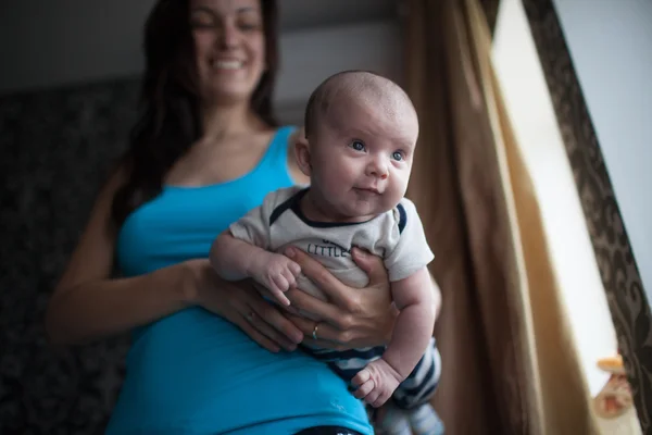 Jeune mère avec bébé — Photo