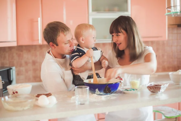 Lycklig familj på kök — Stockfoto