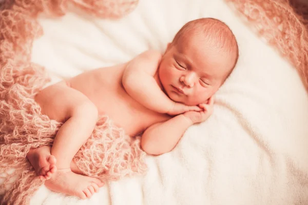 Söta nyfödda baby — Stockfoto