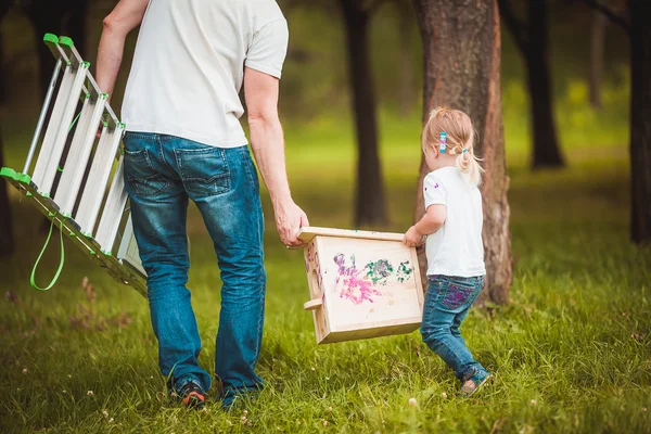 Père faisant nichoir avec sa fille — Photo