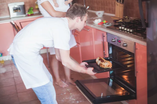Az ember a konyhában főzés — Stock Fotó