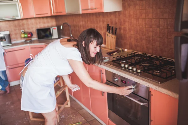 Donna che cucina in cucina — Foto Stock