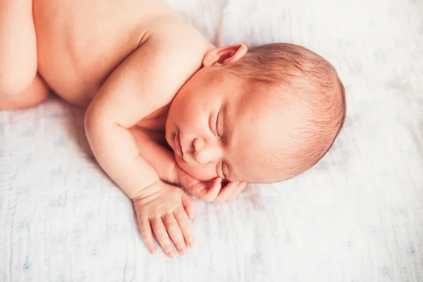 Söta nyfödda baby — Stockfoto