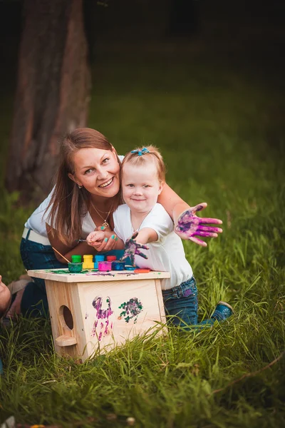 Gelukkig familie schilderij birdhouse — Stockfoto