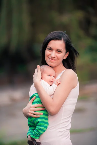Giovane madre con bambino — Foto Stock
