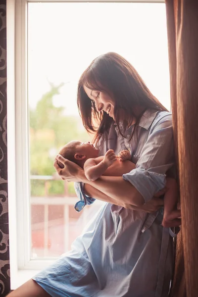 Jeune mère avec bébé — Photo