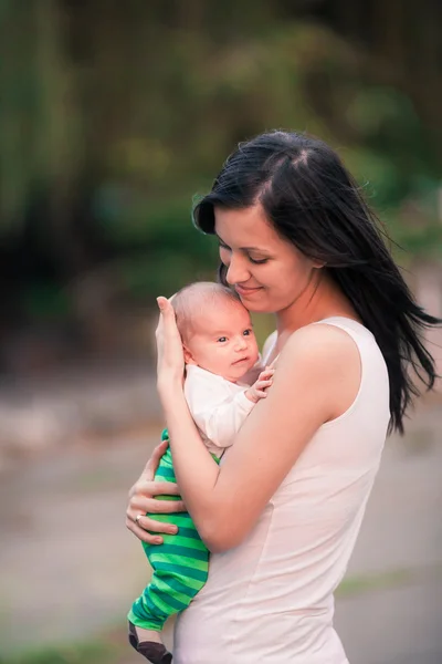 Fiatal anya babával — Stock Fotó