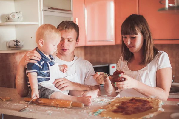 Mutlu bir aile mutfak at — Stok fotoğraf
