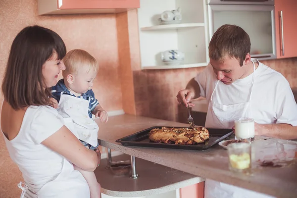 Mutlu bir aile mutfak at — Stok fotoğraf