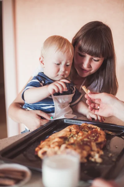 Madre e hijo cocinando — Foto de Stock