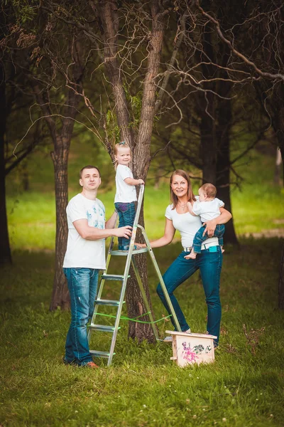 Щаслива сім'я з дерев'яною пташкою — стокове фото