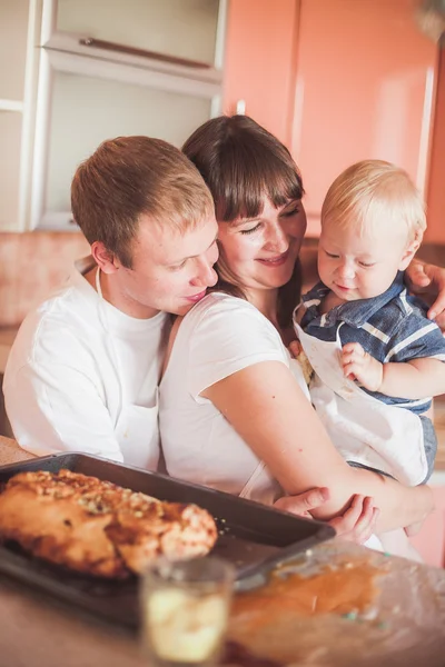 Famiglia felice in cucina — Foto Stock