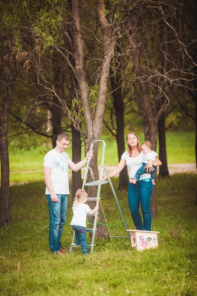 Glückliche Familie mit hölzernem Vogelhaus — Stockfoto
