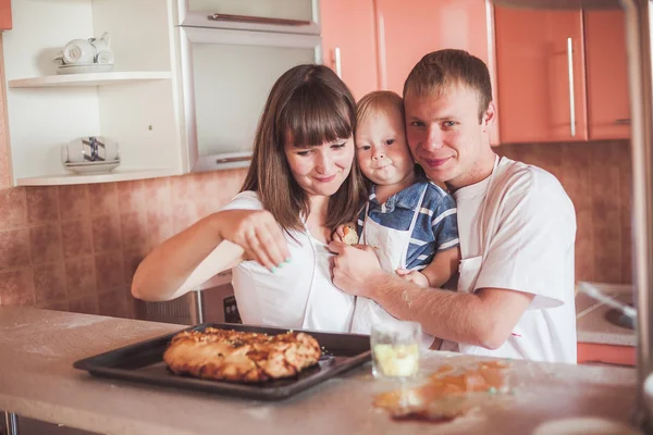 Mutlu bir aile mutfak at — Stok fotoğraf