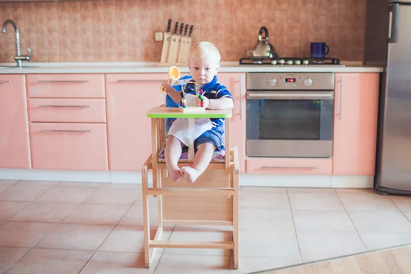 Kleiner Junge in der Küche — Stockfoto