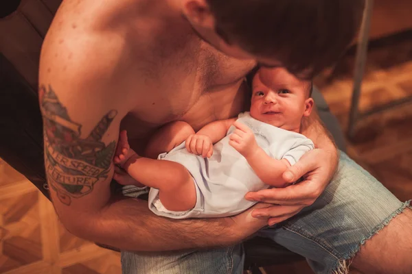 Bebê recém-nascido em mãos pai — Fotografia de Stock