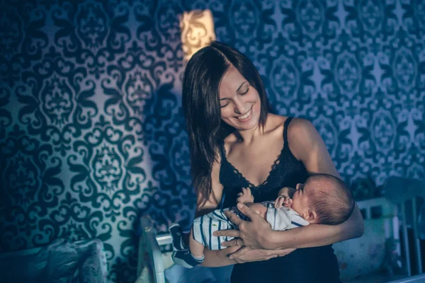 Jeune mère avec bébé — Photo