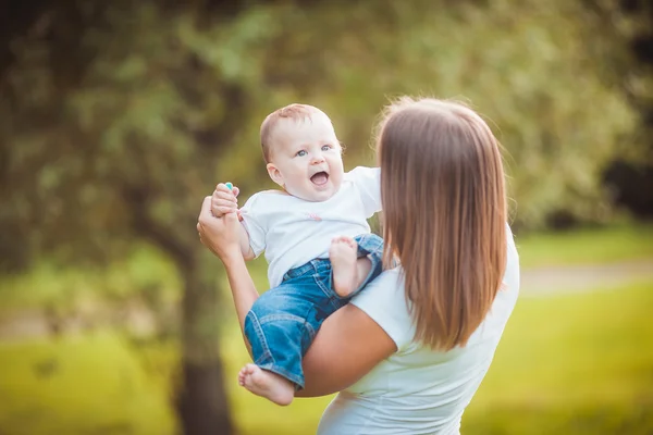 Gelukkig moeder met baby — Stockfoto