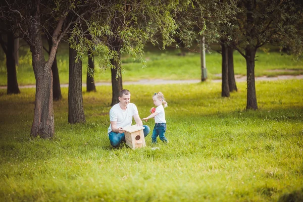 Padre haciendo pajarera con hija — Foto de Stock