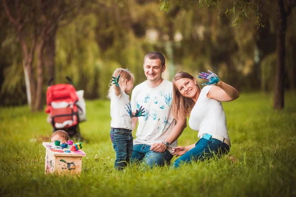 Familia feliz con caja de anidación y pinturas — Foto de Stock