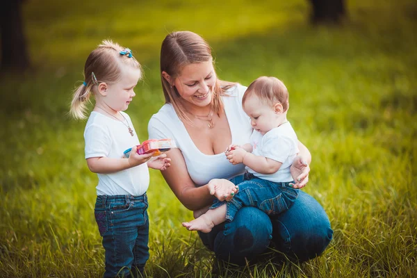 Šťastná matka s dcerami — Stock fotografie