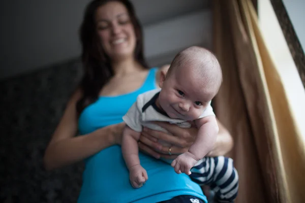 Jeune mère avec bébé — Photo