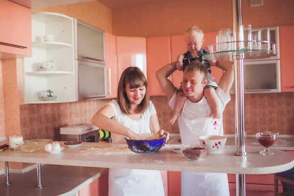 Mutlu bir aile mutfak at — Stok fotoğraf