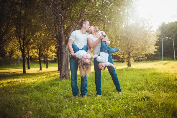 Lycklig familj med barn — Stockfoto
