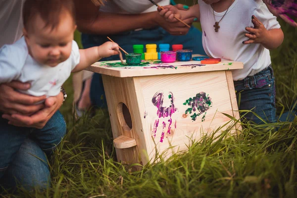 Małe dziecko malarstwo birdhouse — Zdjęcie stockowe