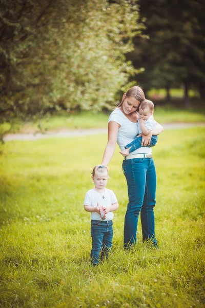 Mãe feliz com filhas — Fotografia de Stock