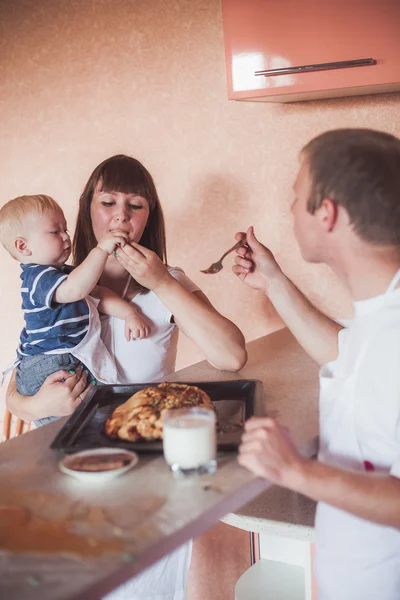 Mutlu bir aile mutfak at — Stok fotoğraf