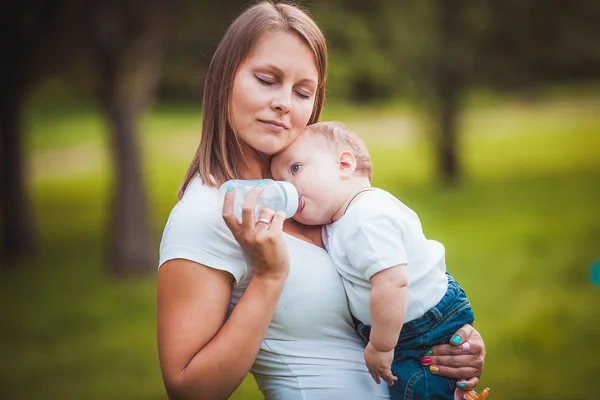 Moeder en Feeding Baby met melk — Stockfoto