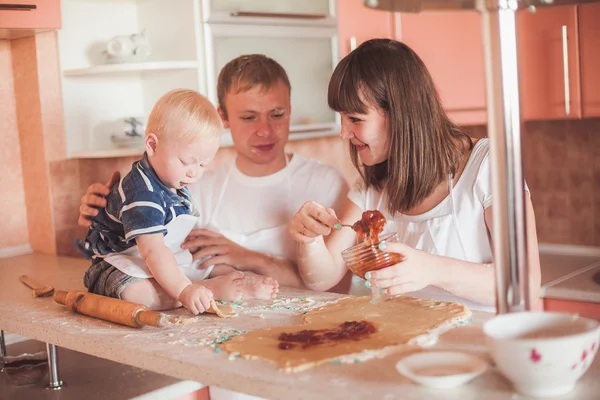 Счастливая семья на кухне — стоковое фото