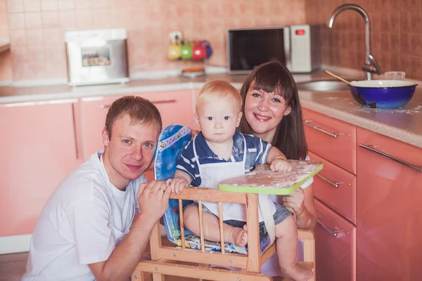 Mutlu bir aile mutfak at — Stok fotoğraf