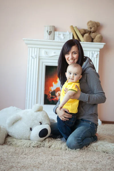 男の赤ちゃんと母親 — ストック写真