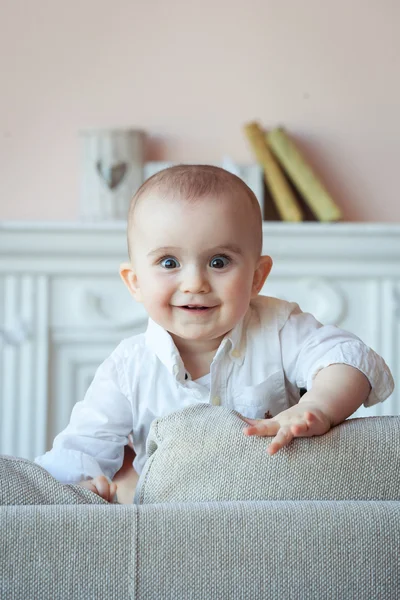 Glad söt baby pojke — Stockfoto