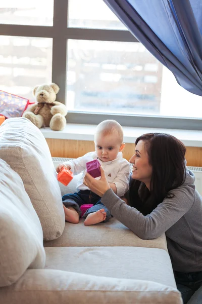 Anne ve bebek çocuk kanepede — Stok fotoğraf