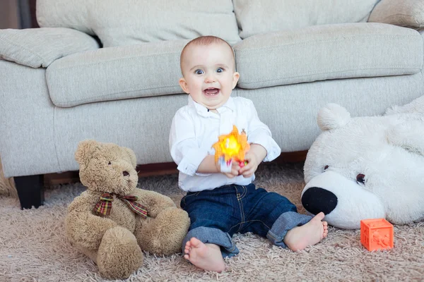 Baby pojke med leksaker — Stockfoto