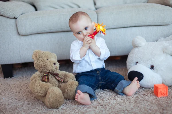 Baby pojke med leksaker — Stockfoto