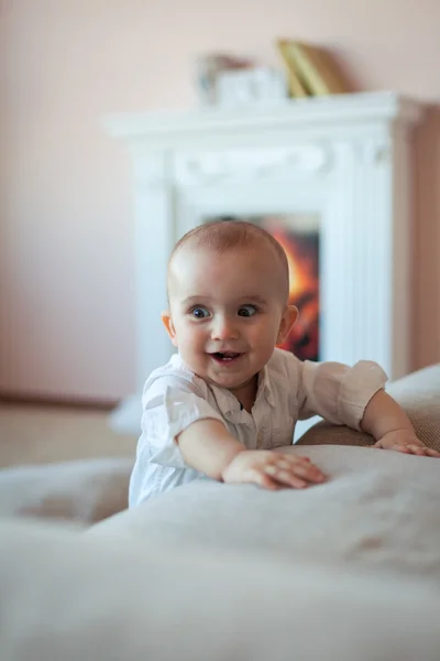 Glad söt baby pojke — Stockfoto