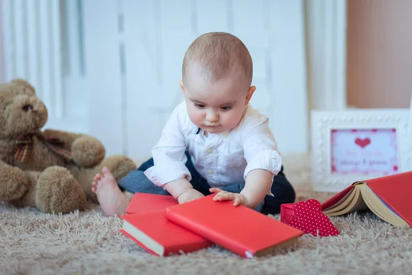 Lustiges Baby mit Büchern — Stockfoto