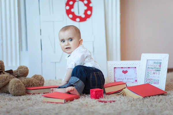 Funny baby med böcker — Stockfoto