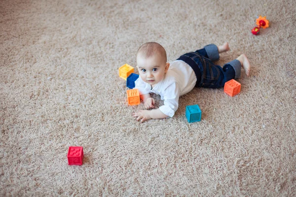 Baby playing with cubes — Stock Photo, Image
