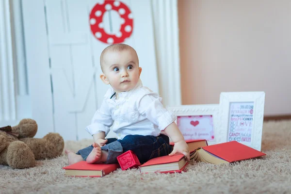 Funny baby med böcker — Stockfoto