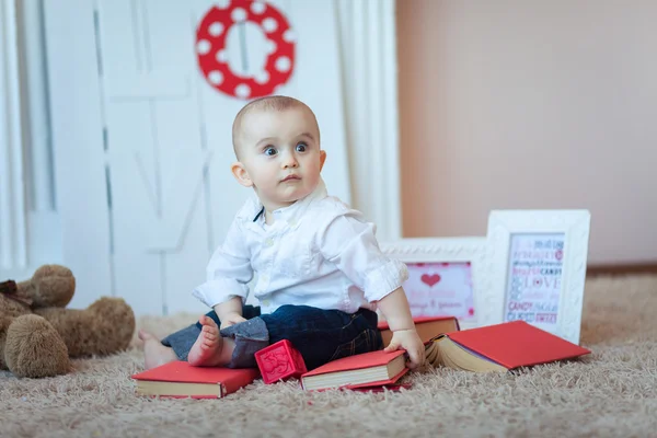 Funny baby med böcker — Stockfoto