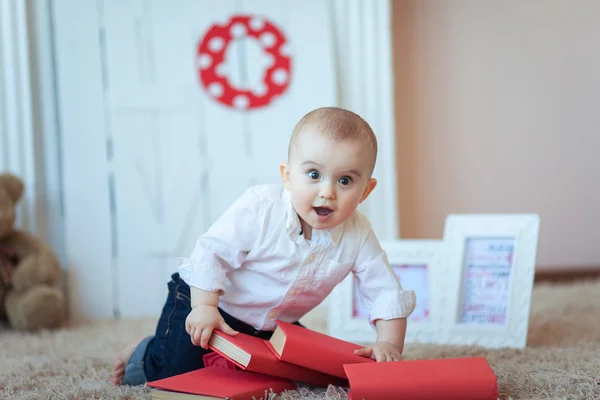 Bambino divertente con libri — Foto Stock