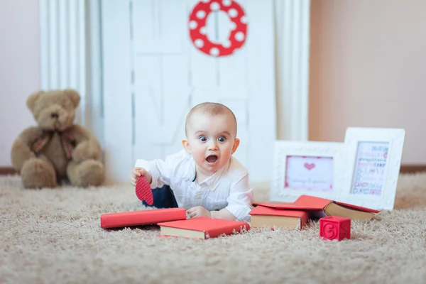 Funny baby med böcker — Stockfoto