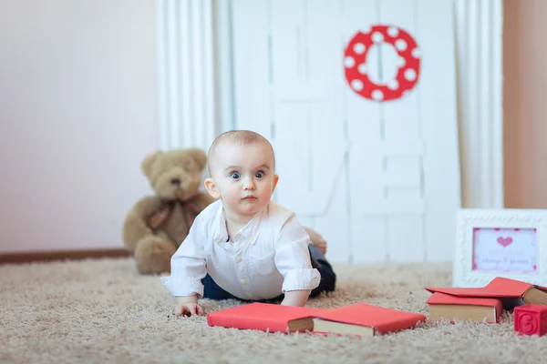 Funny baby med böcker — Stockfoto