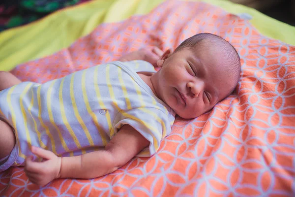 Schattige kleine baby slapen — Stockfoto